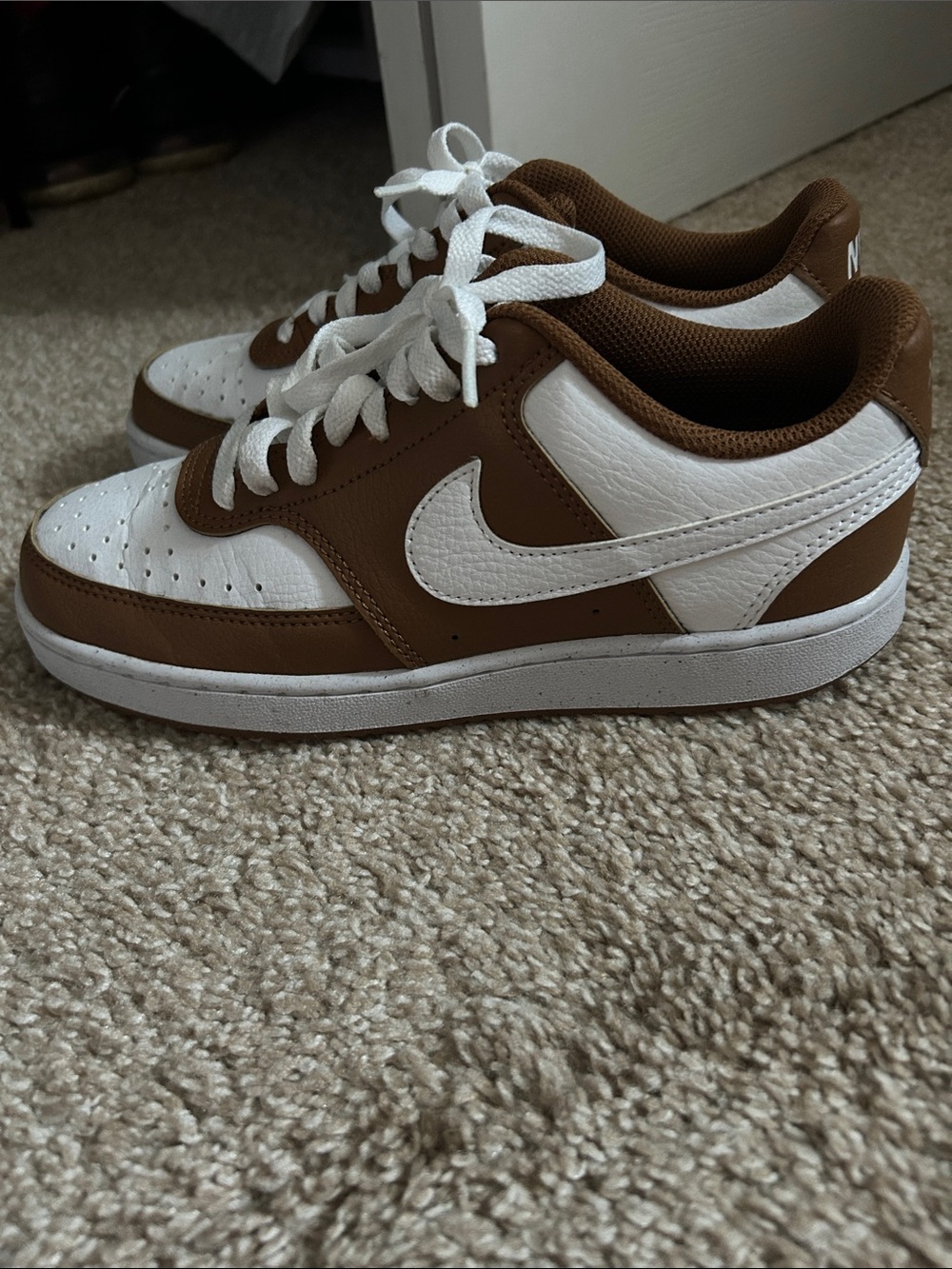 Nike Low-Top Sneakers in White and Brown